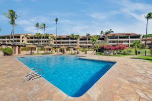 un complejo con piscina frente a un edificio en Kaanapali Royal G102, en Lahaina