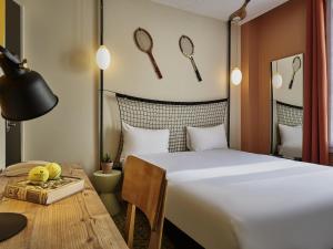 - une chambre avec un lit et une table avec un bureau dans l'établissement Greet Boulogne Billancourt Paris, à Boulogne-Billancourt