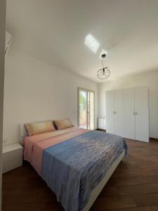 une chambre avec un grand lit et une fenêtre dans l'établissement Case Vacanze Naiade e Nereide, à Reggio de Calabre