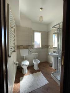 une salle de bains avec toilettes et lavabo dans l'établissement Case Vacanze Naiade e Nereide, à Reggio de Calabre 24 autres photos