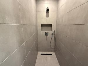 オスナブリュックにあるCharming Holiday Apartment in Osnabrück 10102のバスルーム(シャワー、ホース付)