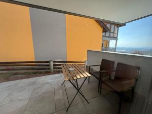 een bank en een tafel en een stoel op een balkon bij Danner Appartements Wolfsegg am Hausruck- Ferienwohnung & Business-Appartements Ruhige Lage, moderne Ausstattung, faire Preise in Wolfsegg am Hausruck