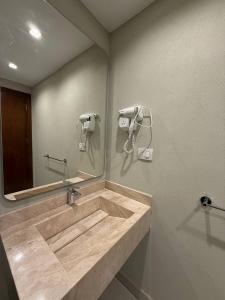 un baño con lavabo y espejo en فندق اقمار مدينة نصر Aqmar Hotel Nasr City, en El Cairo