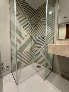 una ducha con puerta de cristal en un baño en فندق اقمار مدينة نصر Aqmar Hotel Nasr City, en El Cairo 57 fotos más