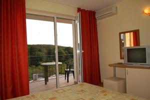 TV a/nebo společenská místnost v ubytování Family Hotel Dayana Beach