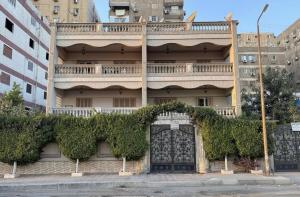 un edificio con una puerta delante en فندق اقمار مدينة نصر Aqmar Hotel Nasr City, en El Cairo