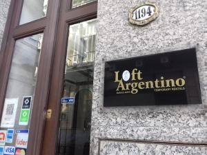 una señal en el lado de un edificio con una tienda en Loft Argentino Apart Buenos Aires en Buenos Aires