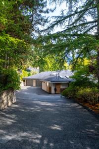 ウエスト・バンクーバーにあるStylish Scenic Oasis 3-Bed Suite West Vanの車庫につながる道道のある家