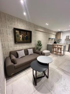 una sala de estar con un sofá y una mesa en Sea View Romantic Rooftop, en Alejandría