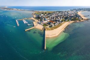 an aerial view of a small island in the water at Studio calme in Merlevenez