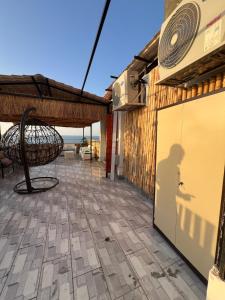 un patio con un banco en un edificio en Sea View Romantic Rooftop, en Alejandría