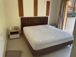 un dormitorio con una cama en una habitación en Olead, en Aghmat