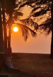 Η ανατολή ή δύση του ηλίου όπως φαίνεται από αυτό το δωμάτιο σε οικογενειακή κατοικία ή από εκεί κοντά