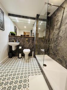 Koupelna v ubytování 2 Bedroom City Centre garden flat with Secure Parking