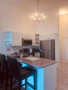 eine Küche mit einer Kücheninsel mit einer Arbeitsplatte in der Unterkunft Stunning Mountain View in Fairmont Hot Springs