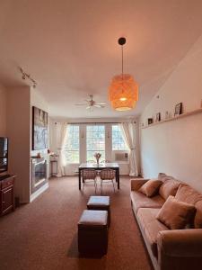 ein Wohnzimmer mit Sofa und Tisch in der Unterkunft Stunning Mountain View in Fairmont Hot Springs