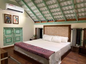 une chambre avec un grand lit avec un plafond dans l'établissement Onilwe Resort Weligama, à Weligama 85 autres photos