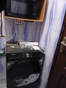 een magnetron bovenop een magnetron bij Entire 1 Bedroom flat in Lagos in Orile