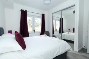 Ένα ή περισσότερα κρεβάτια σε δωμάτιο στο Inverness Haven: Bright 2B/2B with Scenic Views