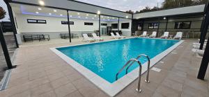 Πισίνα στο ή κοντά στο Villa La Strada