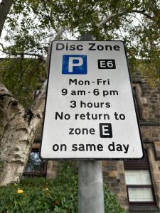 Certifikát, hodnocení, plakát nebo jiný dokument vystavený v ubytování Warm & Cosy, 2 Bed Central Apartment