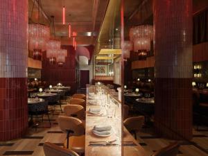 Un comedor con mesas, sillas y candelabros. en Hotel Morris Sydney, Handwritten Collection, en Sídney