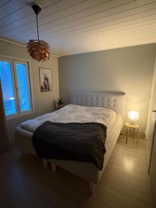 un dormitorio con una cama grande en una habitación en House Venni, en Rovaniemi