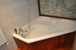 NoyareyにあるChambre suite de L'argentierのシャワー付きの浴室の浴槽