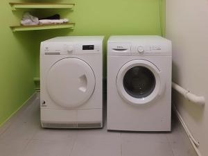 uma máquina de lavar roupa e uma máquina de lavar roupa num quarto em Hostal Caracas em Lalín