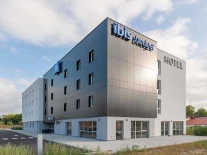a building with the words jobs residence on it at Ibis Budget Mont De Marsan in Mont-de-Marsan