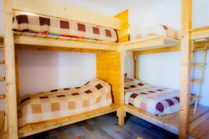 - une chambre avec 2 lits superposés dans une cabine dans l'établissement Old Style by the sea, roof terrace with pool and kitchen, Ladispoli, à Ladispoli 52 autres photos