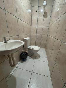 a bathroom with a sink and a toilet at Hotel Anoitecer - 100 metros metrô Carandiru, 700 metros Rodoviária do Tietê, 900 metros Aeroporto Campo de Marte, 1,4 km Expor center norte, 1,8 km Distrito do anhembi! Oferecemos como cortesia café da manhã e estacionamento! in São Paulo