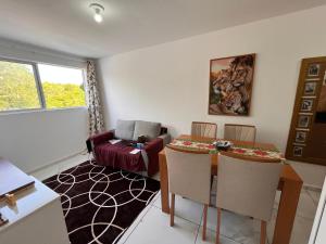 un salon avec une table et un canapé dans l'établissement Apartamento completo -João Pessoa 2 quartos -praia do sol, à João Pessoa