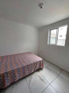 une chambre blanche avec un lit et une fenêtre dans l'établissement Apartamento completo -João Pessoa 2 quartos -praia do sol, à João Pessoa