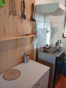 cocina con fogones y encimera blanca en Hospedaje nelly, en Pucón