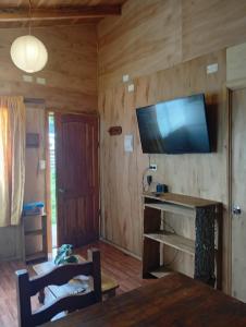 Una sala de estar con un televisor de pantalla plana en la pared. en Hospedaje nelly, en Pucón 20 fotos más