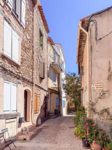 an alley in an italian town with flowers at Emplacement idéal Mer et Randonnées dans L'Esterel in Bagnols-en-Forêt