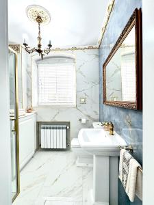 a bathroom with a sink and a mirror at Apartament Królewski in Gniezno