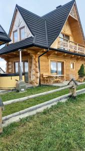 a log cabin with a black roof at Bachledowy Wierch 1 in Czerwienne +26 photos