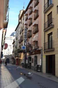 um edifício com uma placa no lado de uma rua em San Marcos em Huesca