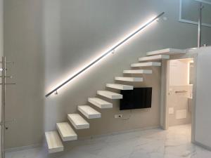 a staircase with a tv in a room at Élite Lampedusa in Lampedusa