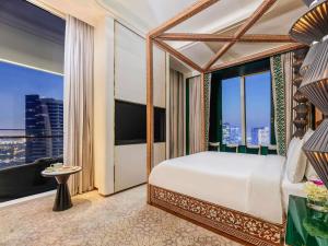 Ένα ή περισσότερα κρεβάτια σε δωμάτιο στο Fairmont Doha +163 φωτογραφίες