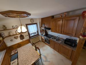 an overhead view of a kitchen with wooden cabinets at Appartamento Nonna Marcella in Santo Stefano di Cadore