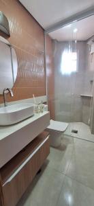 Ένα μπάνιο στο Apartamento Frente Mar com Piscina 500MB Mongaguá