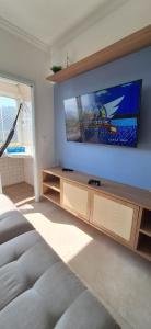 Μια τηλεόραση ή/και κέντρο ψυχαγωγίας στο Apartamento Frente Mar com Piscina 500MB Mongaguá +2 φωτογραφίες