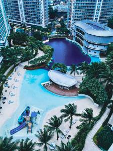 Bazén v ubytování Celestial Shores Staycation at Azure Resort nebo v jeho okolí + 41 fotografií