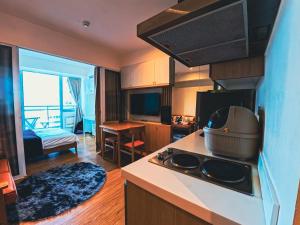 Kuchyň nebo kuchyňský kout v ubytování Celestial Shores Staycation at Azure Resort