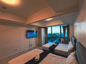 Postel nebo postele na pokoji v ubytování Celestial Shores Staycation at Azure Resort