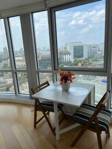 ロンドンにある62 Sqm High Rise Apartment Canary Wharfの窓付きの客室で、白いテーブルと椅子が備わります。