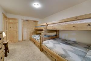 - une chambre avec 2 lits superposés dans une maison dans l'établissement Near Donner Lake and Skiing Soda Springs Cabin!, à Soda Springs